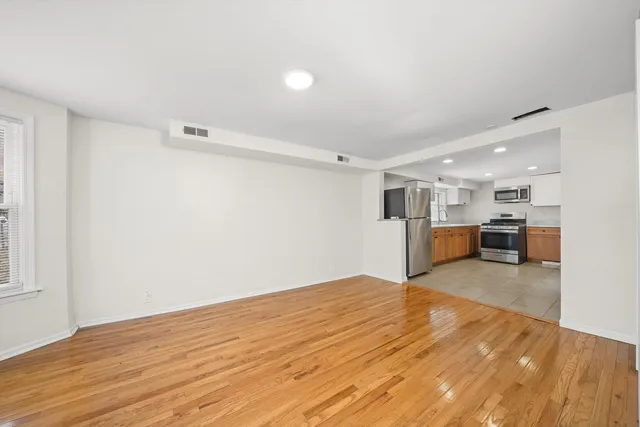 $1,400 | 8026 South Coles Avenue, Unit 1G, Chicago, IL 60617