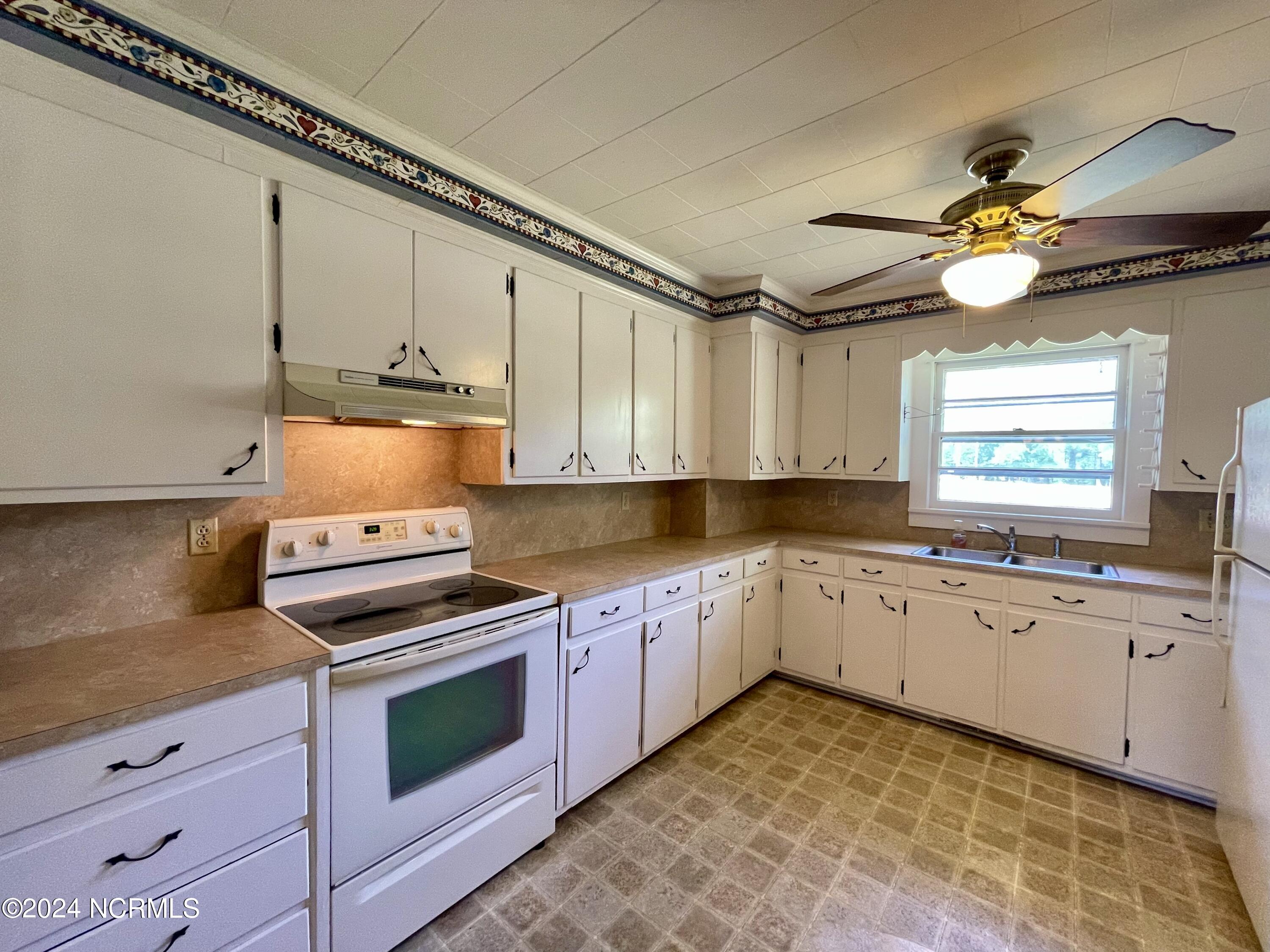 1222 Meadow Branch Road Williamston, NC 27892 - Photo 19 of 39 Kitchen