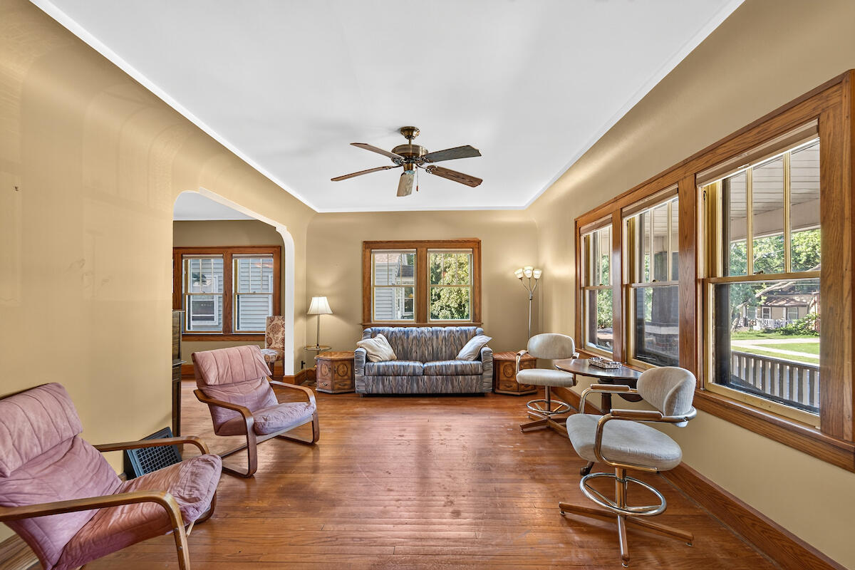 1127 Jefferson Street Racine, WI 53404 - Photo 4 of 21 Living Room