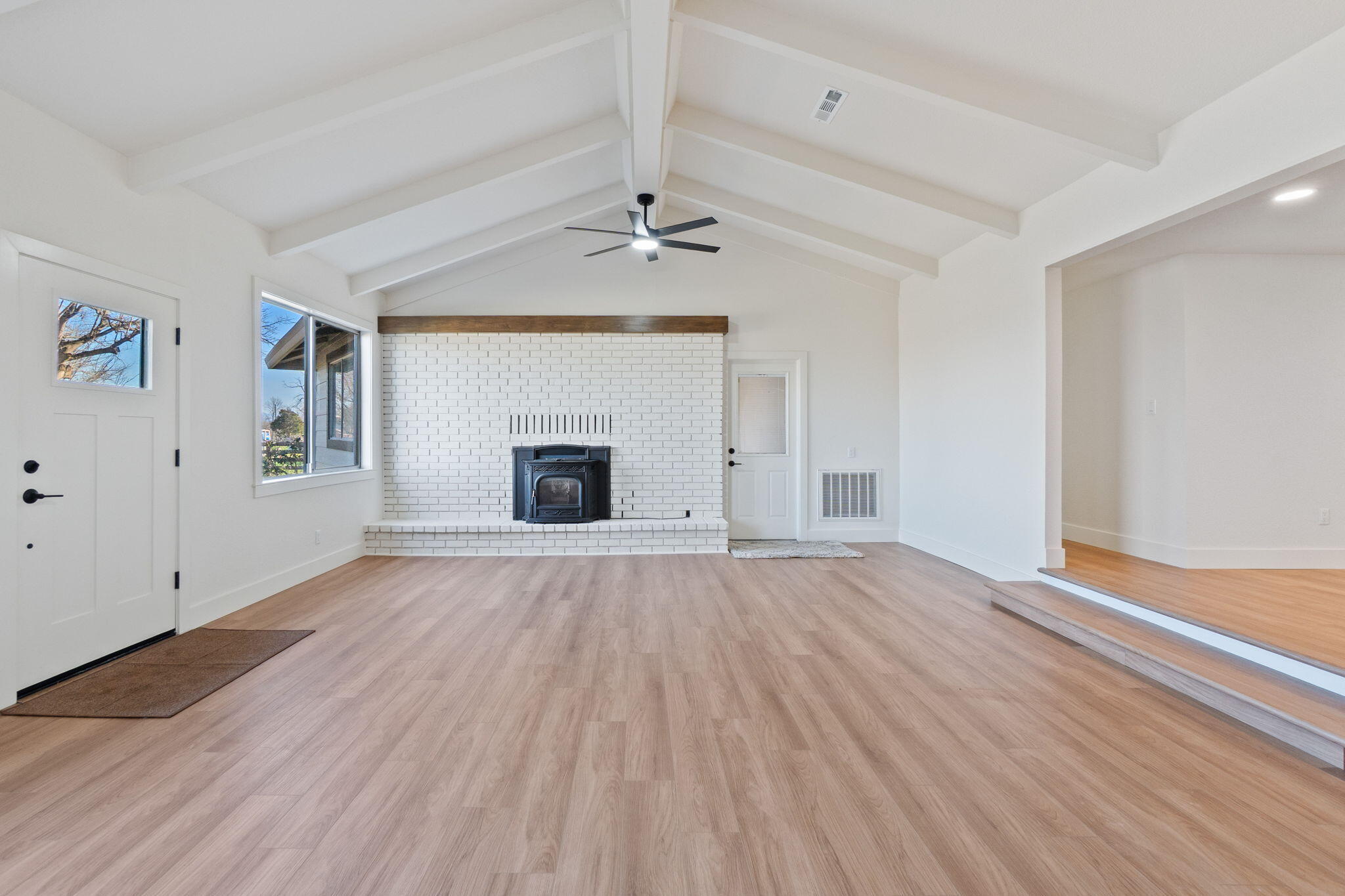 22809 Venzke Road Cottonwood, CA 96022 - Photo 4 of 25 Open living space