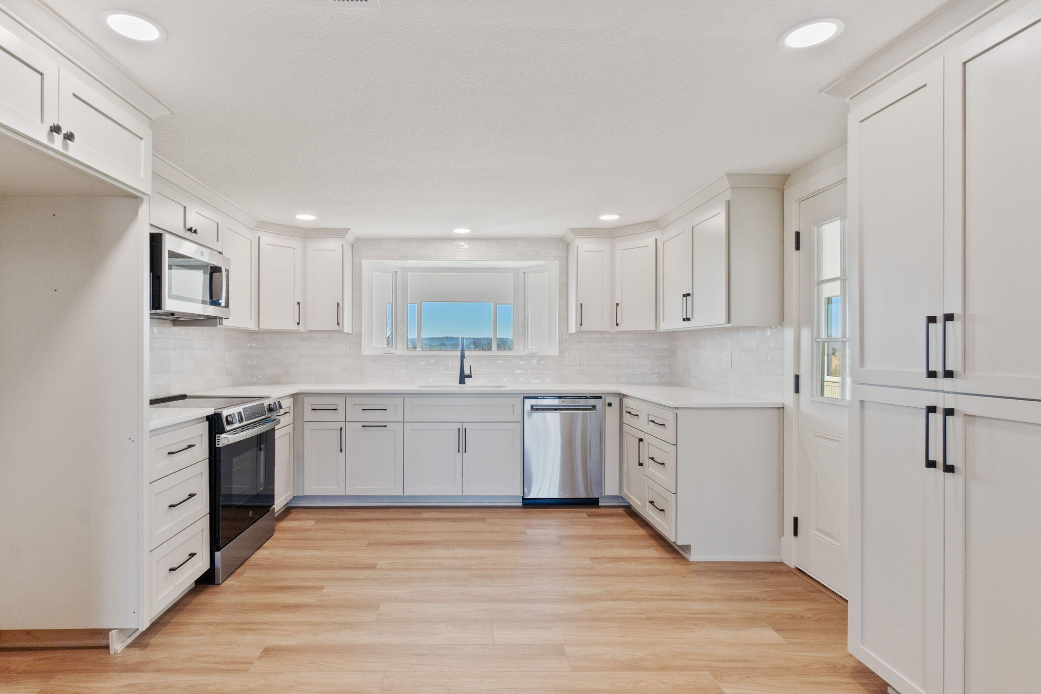 22809 Venzke Road Cottonwood, CA 96022 - Photo 6 of 25 Quartz countertops