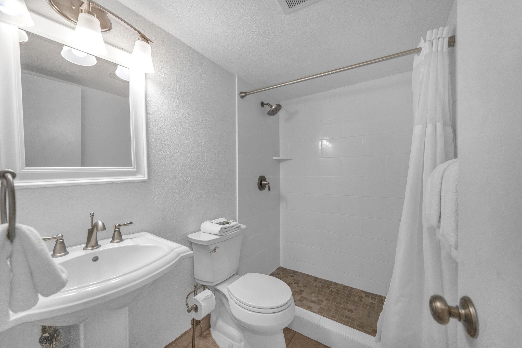 2695 South Kihei Road, Unit 3403 Kihei, HI 96753 - Photo 21 of 41 a bathroom with a sink toilet and shower