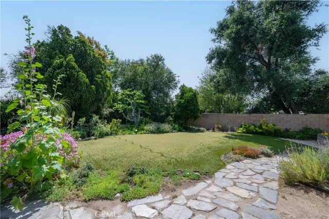 a view of a back yard