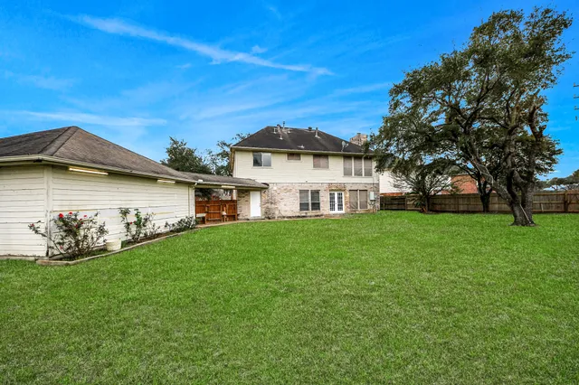 a view of a house with backyard