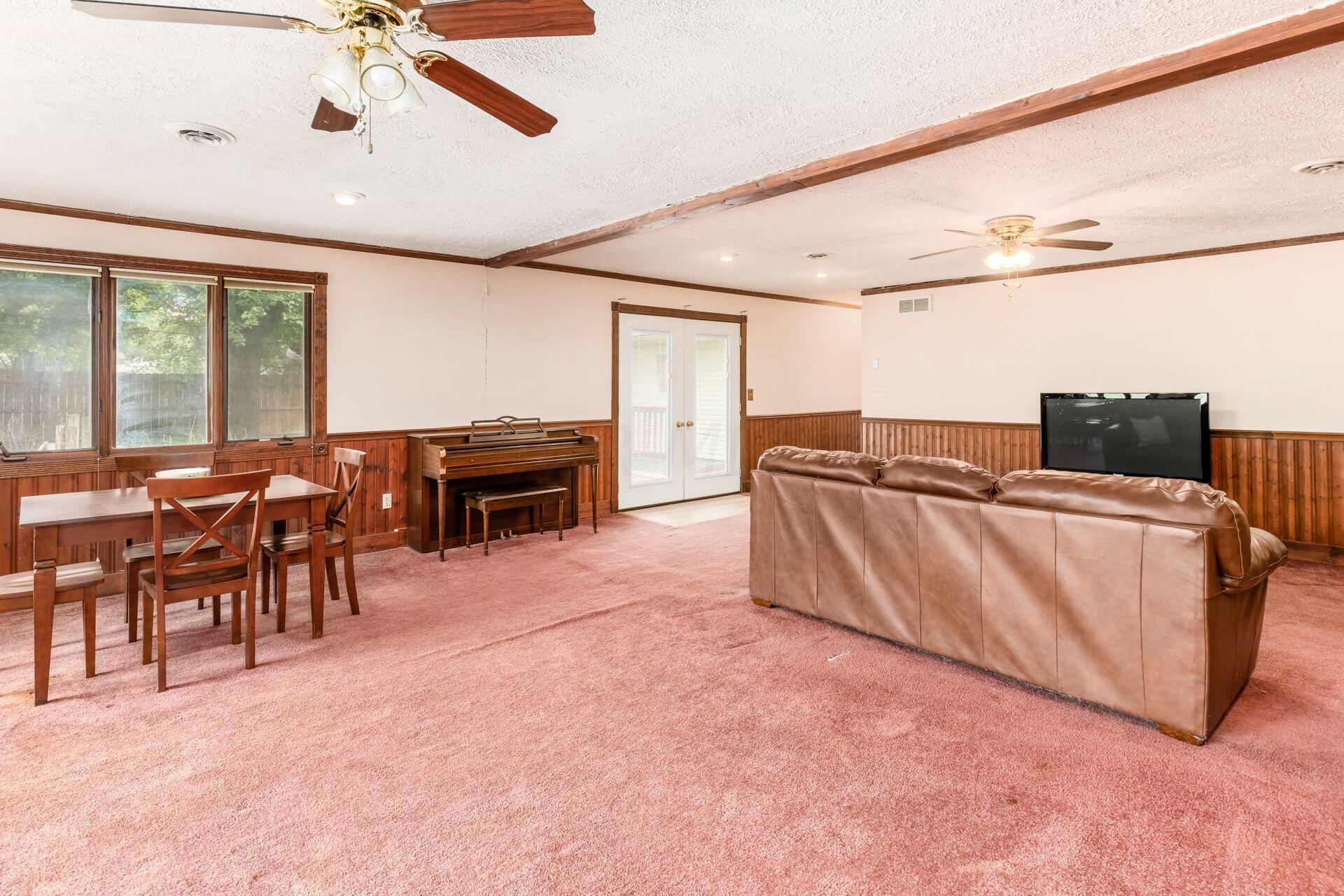 264 Morral-Kirkpatrick Road Marion, OH 43302 - Photo 16 of 37 Extra large great room can host a crowd! Cozy up to the fireplace plus room for additional seating and dining!