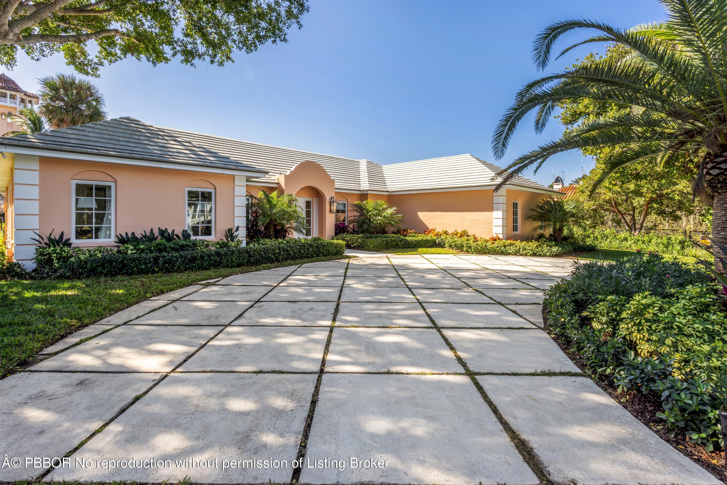 124 Woodbridge Road Palm Beach, FL 33480 - Photo 5 of 44 FRONT_RIGHT_DRIVEWAY_EB