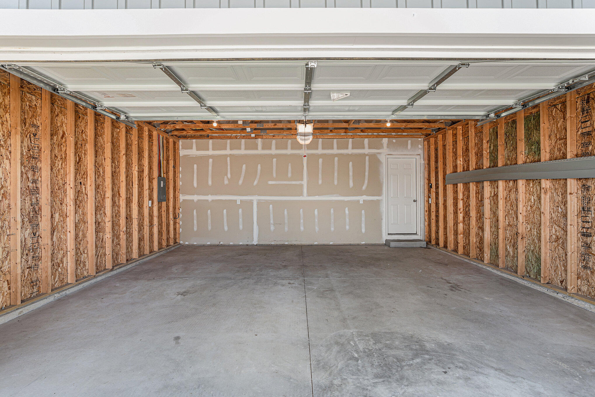 3049 Trafalgar Drive Flushing, MI 48433 - Photo 5 of 22 HDP060-i2060-Garage
