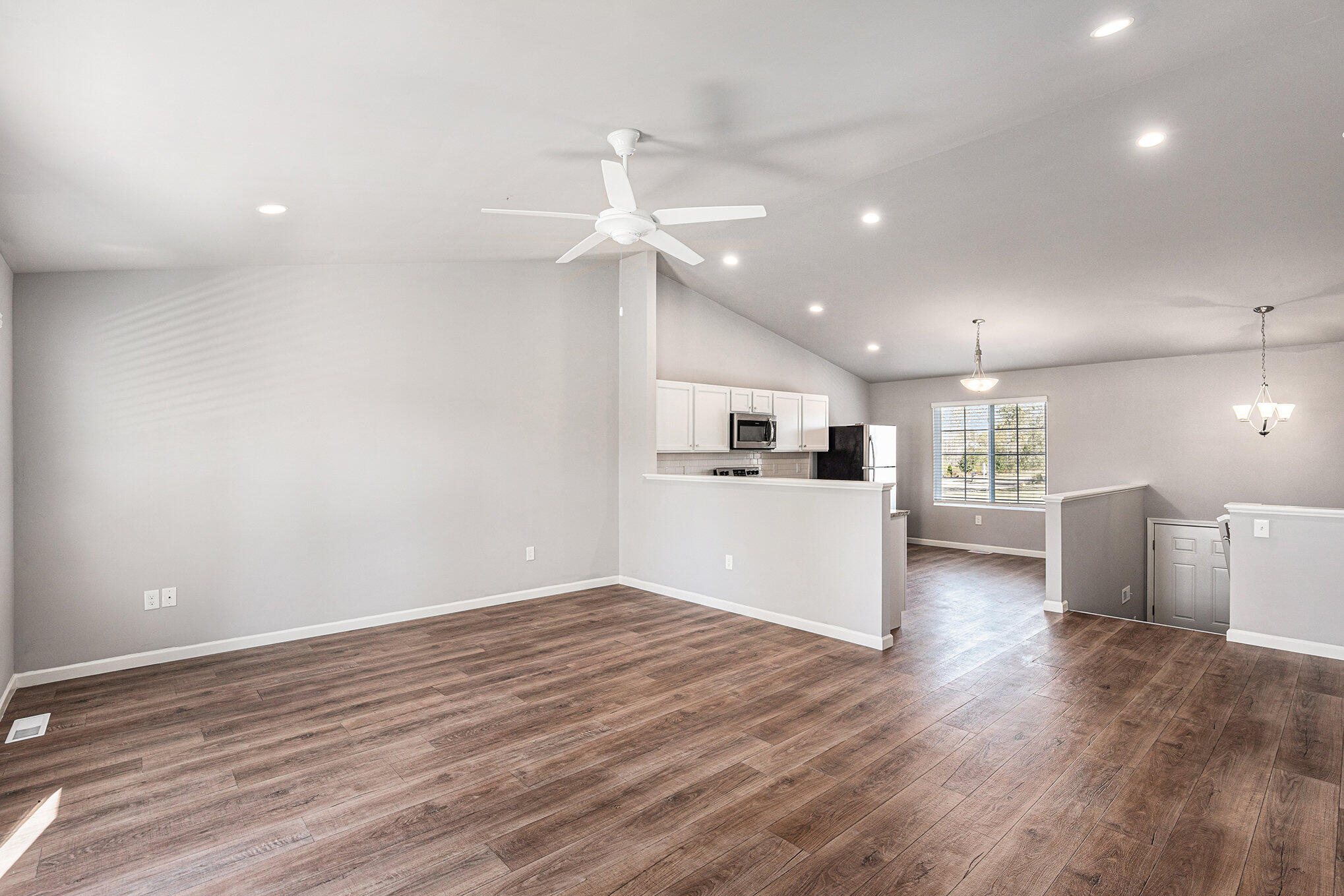 3049 Trafalgar Drive Flushing, MI 48433 - Photo 6 of 22 HDP060-i2060-Great Room1