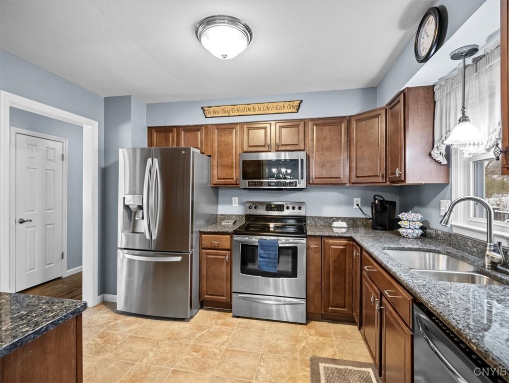 607 Birchwood Drive Oneida, NY 13421 - Photo 15 of 48