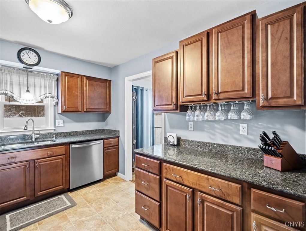 607 Birchwood Drive Oneida, NY 13421 - Photo 16 of 48