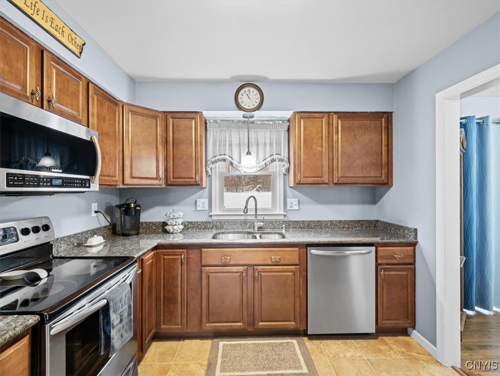 607 Birchwood Drive Oneida, NY 13421 - Photo 18 of 48