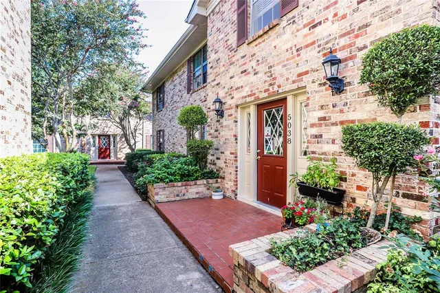a view of a pathway both side of the house