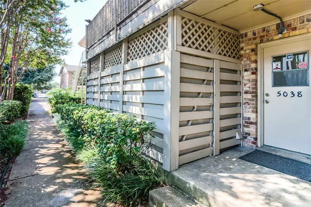 a view of entryway with a room