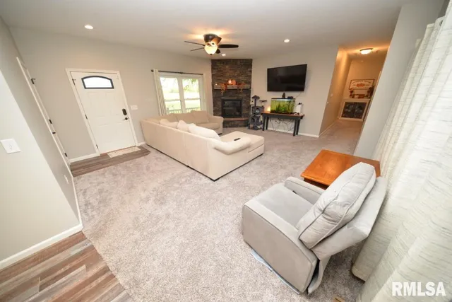 $329,900 | 17359 Log Cabin Road, Ewing, IL 62836