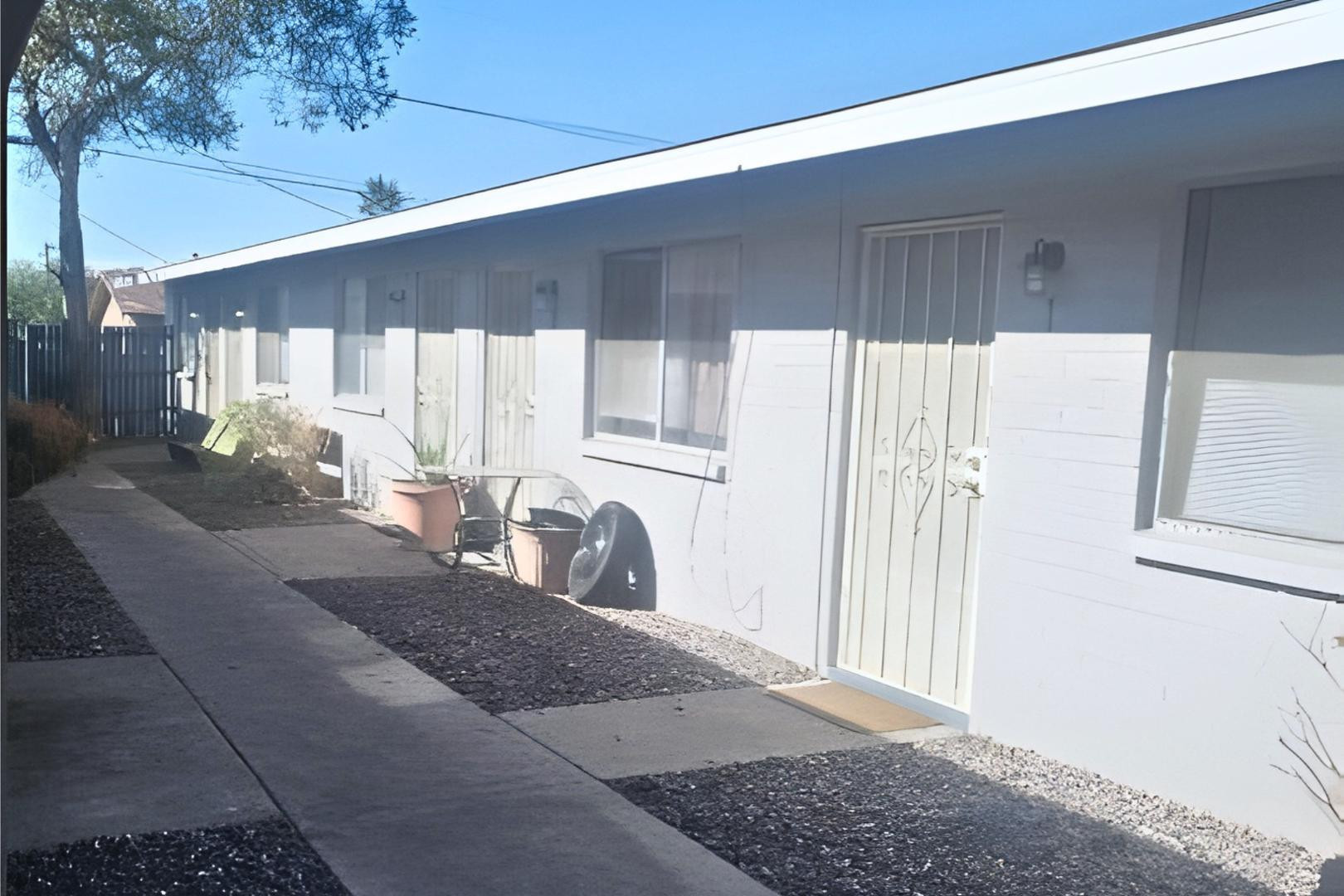 9230 North 6th Street, Unit 9 Phoenix, AZ 85020 - Photo 5 of 7 a view of a back yard of the house