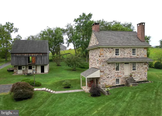 a view of a house with a backyard