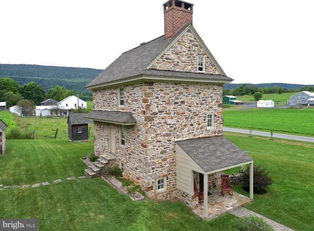 a view of a backyard