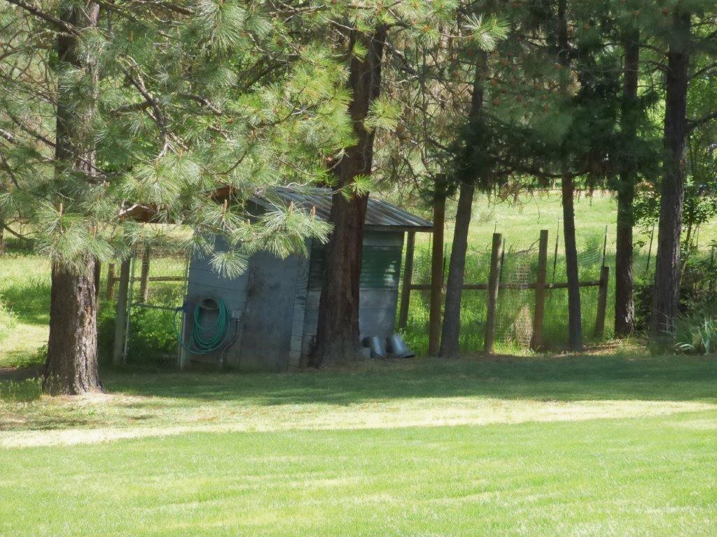 1068 Wards Creek Road Rogue River, OR 97537 - Photo 47 of 57 Chicken Coop