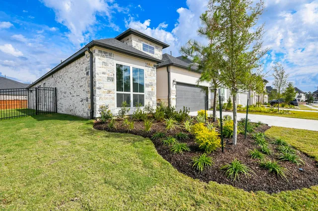 a view of a house with backyard and garden
