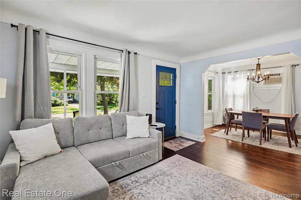 2073 Roslyn Road Grosse Pointe Woods, MI 48236 - Photo 5 of 30