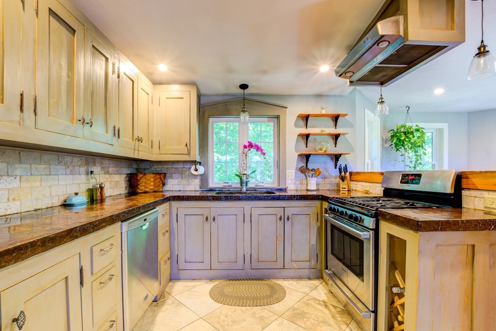107 Ellis Road Westminster, MA 01473 - Photo 2 of 26