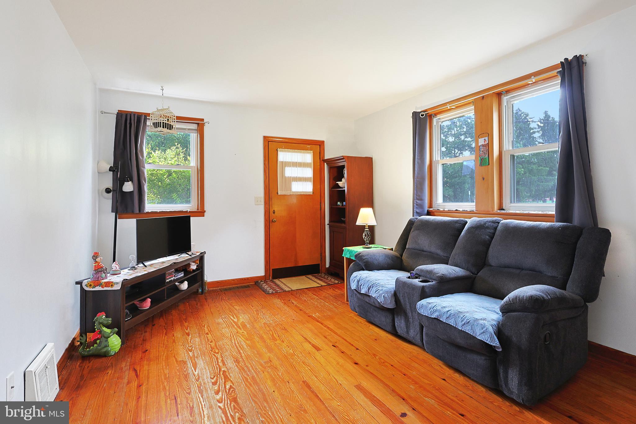 100 Braddock Road Frostburg, MD 21532 - Photo 4 of 31 Living room