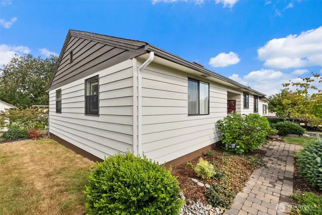 a view of a house with a yard