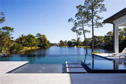 a picture of a table and chairs