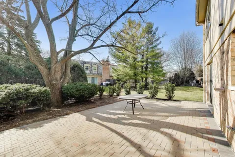$529,900 | 19W067 Avenue Normandy South, Oak Brook, IL 60523