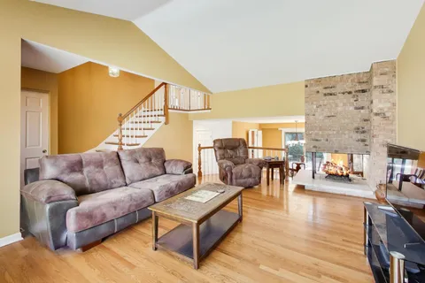 $529,900 | 19W067 Avenue Normandy South, Oak Brook, IL 60523