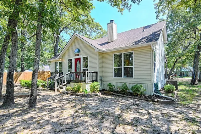 a view of a house with backyard and plants