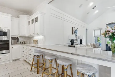 $865,000 | 5847 Lakeview Lane, Lake Charles, LA 70605