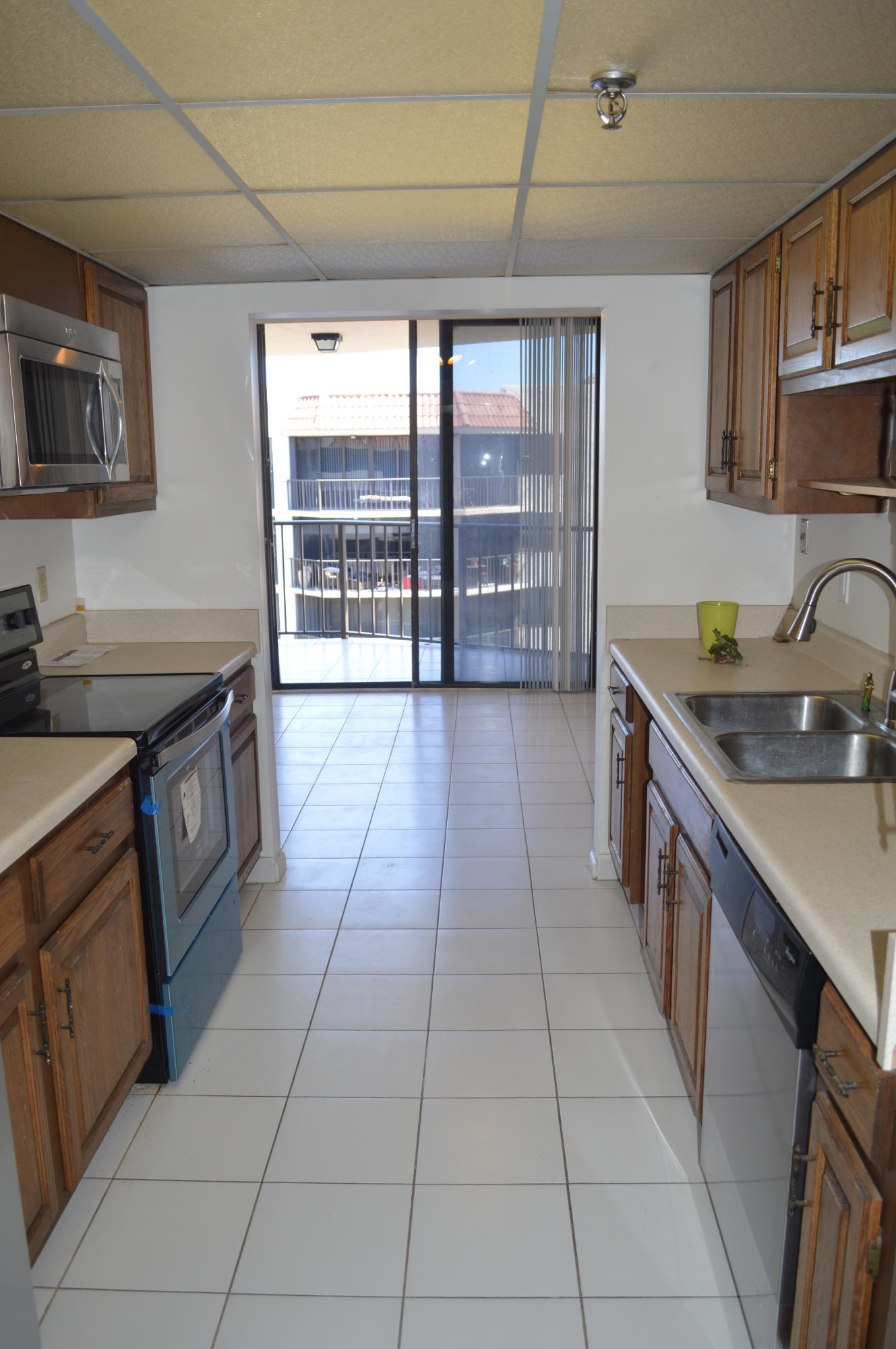 859 Jeffery Street, Unit 8120 Boca Raton, FL 33487 - Photo 4 of 8 Kitchen