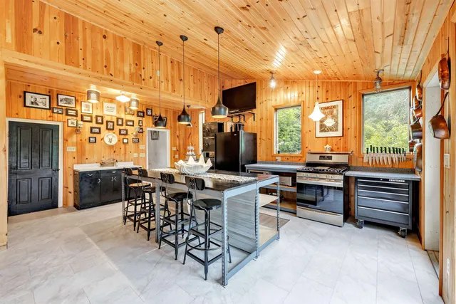 $439,900 | 6974 Woodland Lane, Amherst, WI 54406