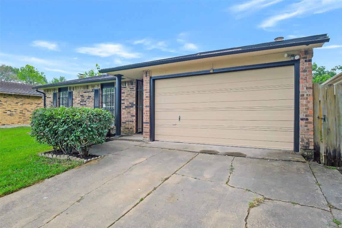 5007 Ridgecreek Drive Houston, TX 77053 - Photo 2 of 33