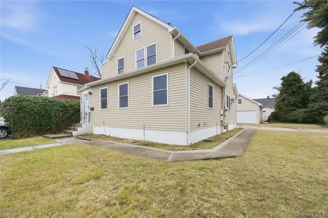 a view of a house with a yard