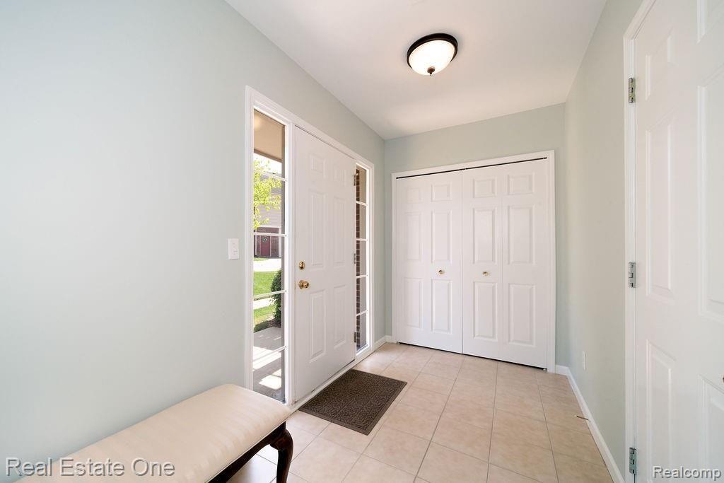1680 Deepwood Circle Rochester, MI 48307 - Photo 4 of 16 DSC09999-Edit.jpg