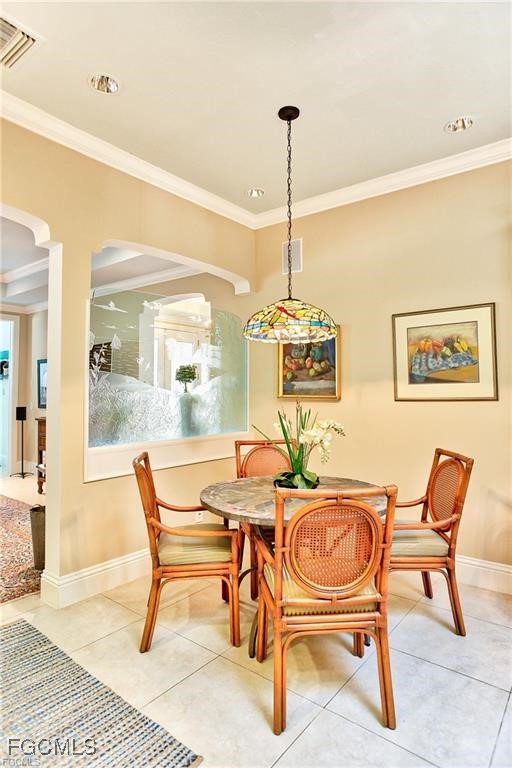 2729 Wulfert Road Sanibel, FL 33957 - Photo 12 of 31 a dining room with furniture and window
