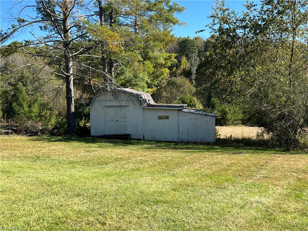 208 Precinct Road Pilot Mountain, NC 27041 - Photo 6 of 33 Gallery Image 6
