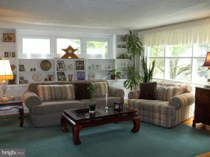 813 Rhoads Drive Springfield, PA 19064 - Photo 3 of 25 Living Room