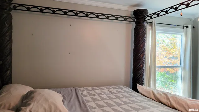 $179,900 | 202 Westernaire Drive, Marion, IL 62959