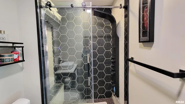 $179,900 | 202 Westernaire Drive, Marion, IL 62959