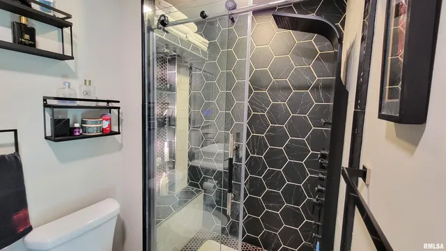 $179,900 | 202 Westernaire Drive, Marion, IL 62959