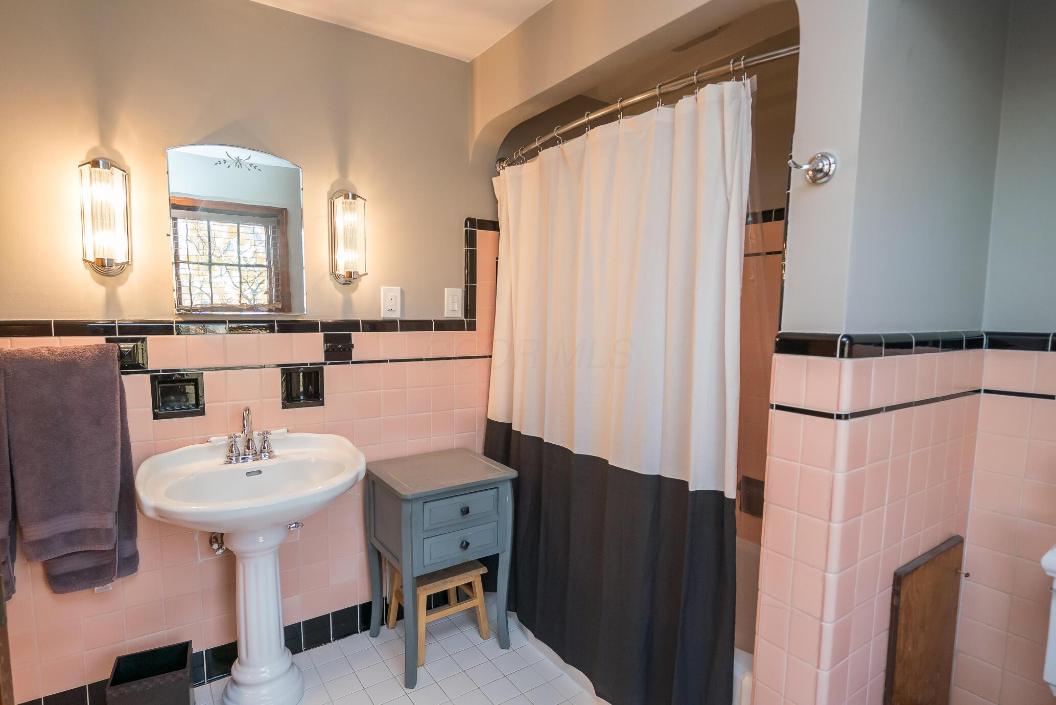 459 Tibet Road Columbus, OH 43202 - Photo 23 of 42 View 2, full bath, tub, shower, pedestal sink