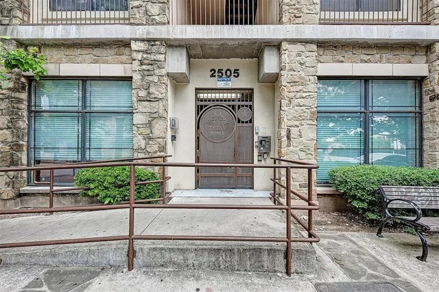 a view of entryway with a outdoor space