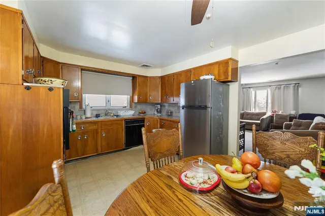 $725,000 | 722 Oak Street, Ridgefield, NJ 07657