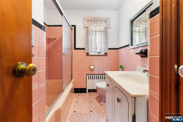 $725,000 | 722 Oak Street, Ridgefield, NJ 07657