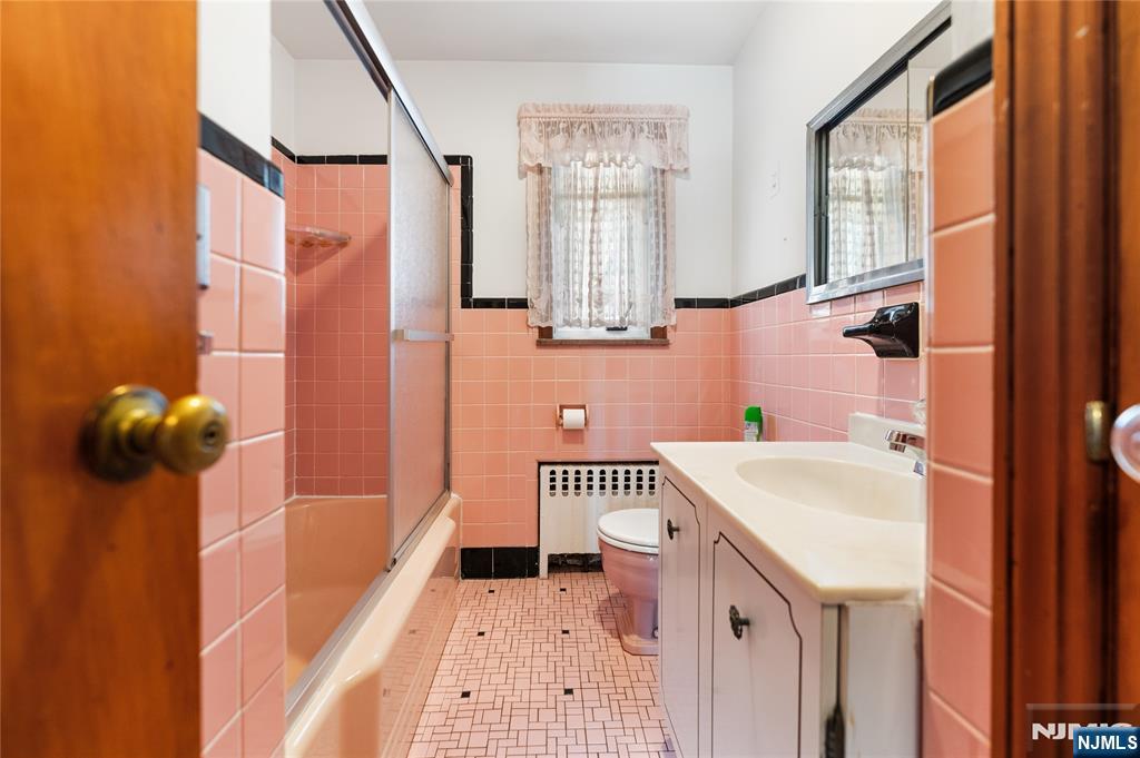 722 Oak Street Ridgefield, NJ 07657 - Photo 10 of 17 a bathroom with a sink a toilet and a bathtub