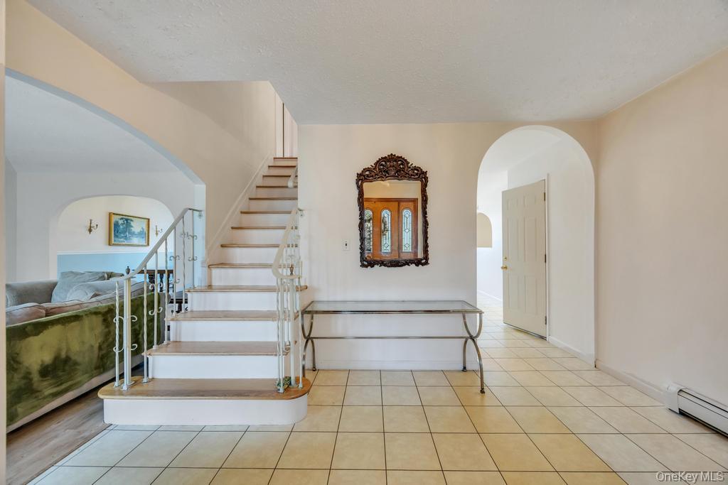 9 Chester Street Smithtown, NY 11787 - Photo 8 of 39