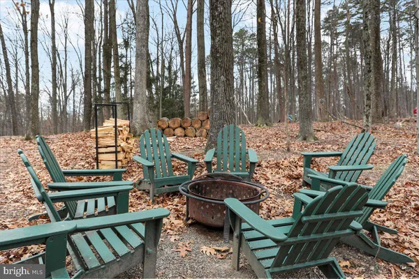 a view of a house with backyard and trees